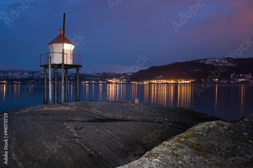 Kleiner Leuchtturm am Fjord in Norwegen