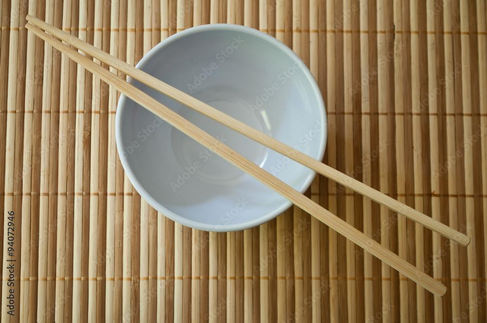bol et baguettes chinoises sur set de table en bambou bol et baguettes chinoises sur set de table en bambou