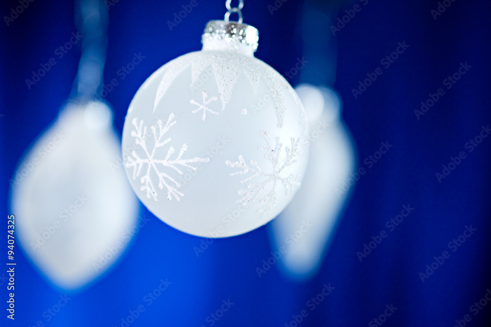 Fototapeta premium Christmas: White Frosty Ornaments On Blue Background