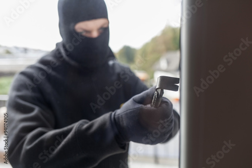 Einbrecher an der Terrassentüre photo