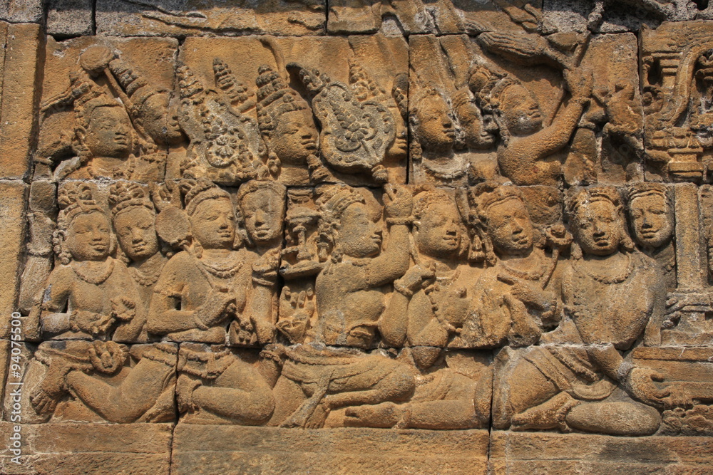 bas relief richement sculpté de Borobudur