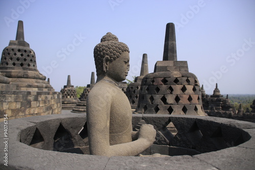 Bouddha dans son stupa