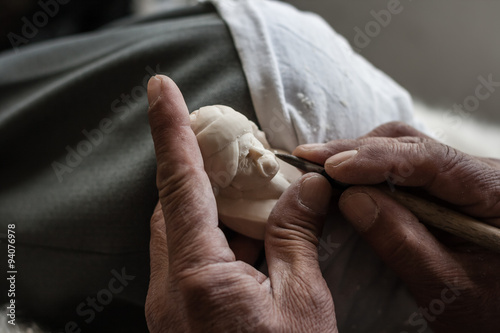 Fotografia Local Artisan Carving a Meerschaum Stone with a Scalpel