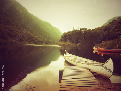 photo vintage d'un lac avec canoë au canada photo