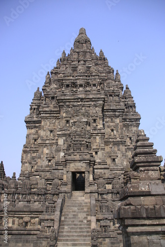 mont  e vers un temple    Prambanan