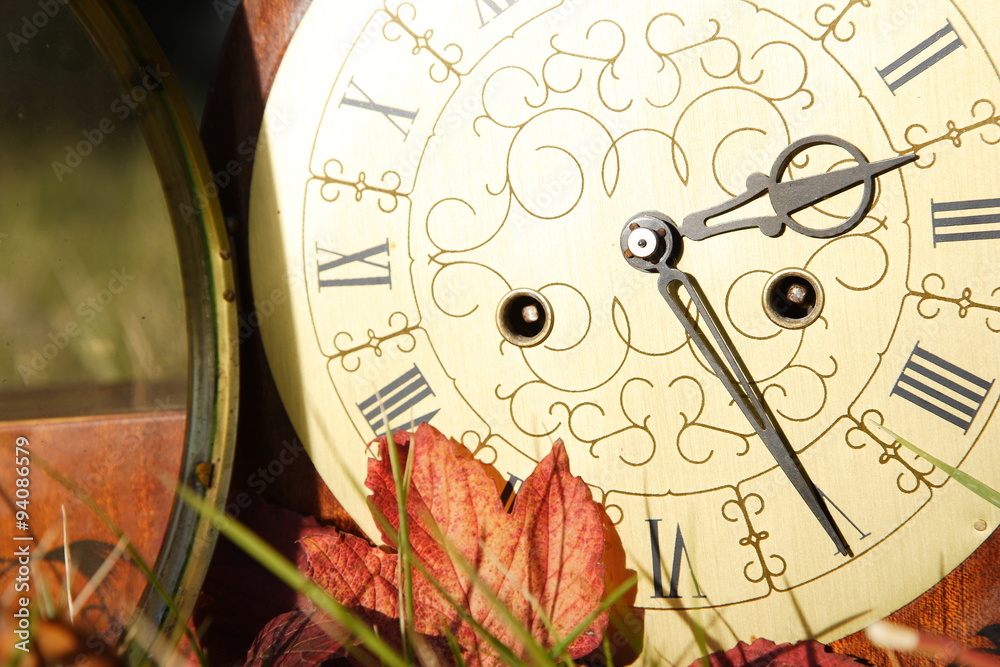 Старинные часы и осеннее листья