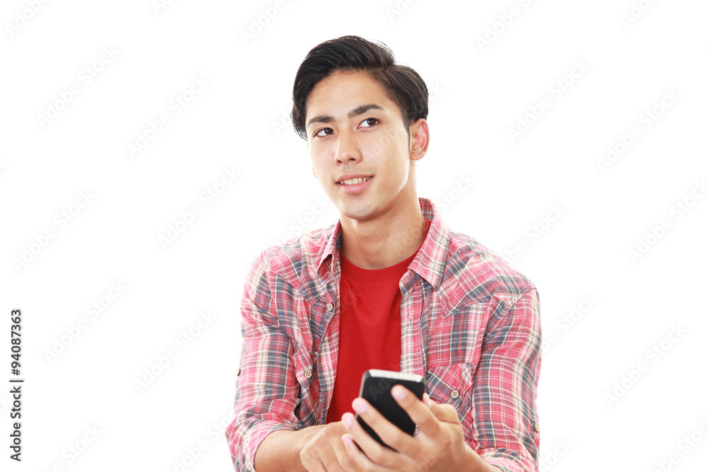 スマートフォンを持つ男性 スマートフォンを持つ男性