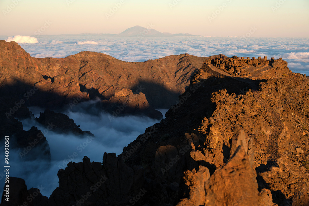 Auf dem Gipfel des Roque de los Muchachos auf La Palma, Kanaren mit Blick auf Teide-Teneriffa