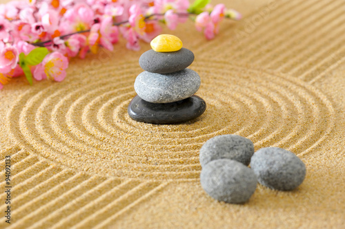 Japanischer ZEN Garten in Sand mit Steinstapel