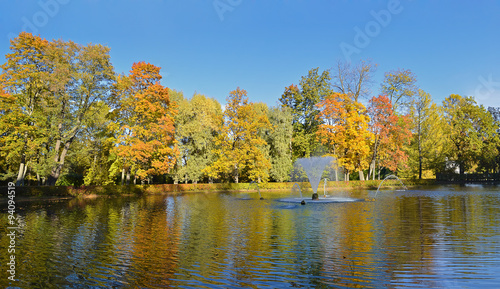 Wallpaper Mural Пейзаж с прудом в осеннем парке. Torontodigital.ca