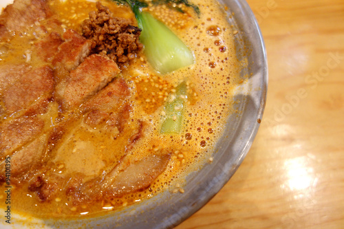 スペアリブ担担麺