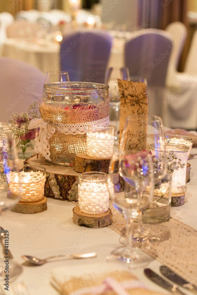 Tischdeko mit Kerzen und Glästern