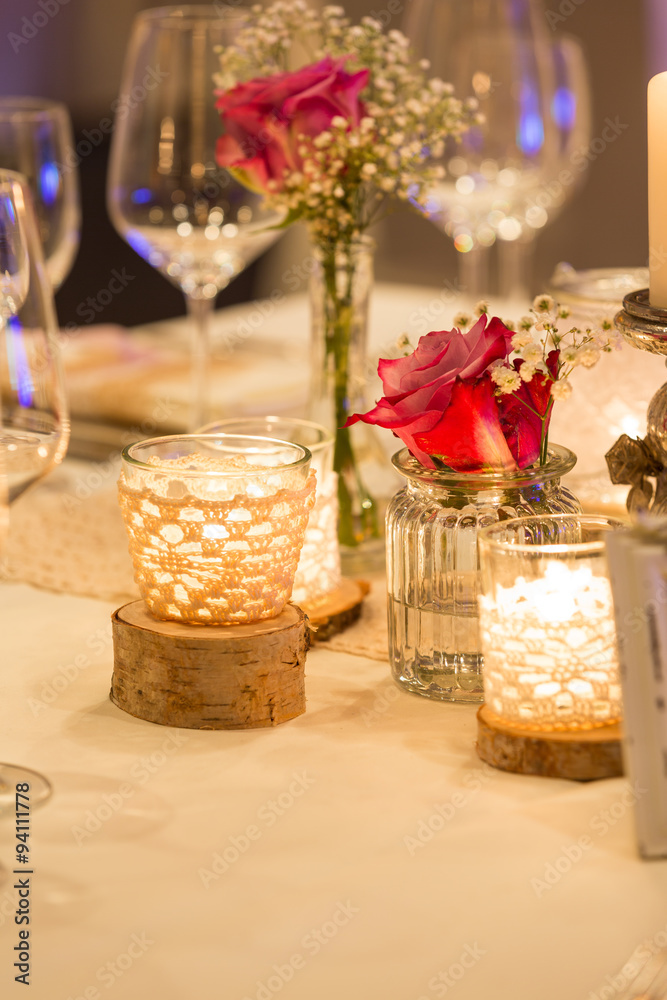 Tischdeko mit Kerzen und Glästern