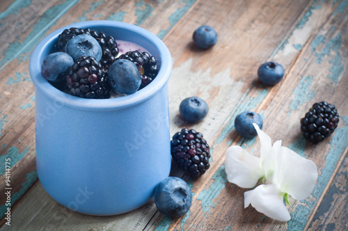 Foto Healthy breakfast of a mixed berry smoothie milkshake made from blended blueberries and blackberries  with yogurt