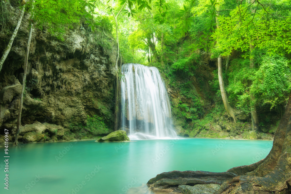 Naklejka premium Wodospad Erawan w Kanchanaburi w Tajlandii