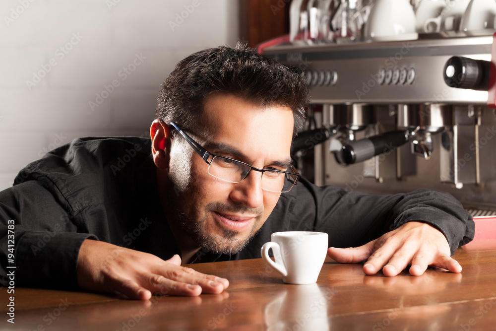 Foto Stock sommelier examining coffee cream in coffee cup color colour espresso cream classic