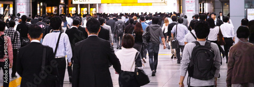 Foto 会社へ出社途中のサラリーマン