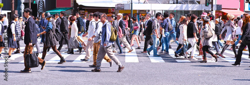 横断歩道を歩く群衆
 photo