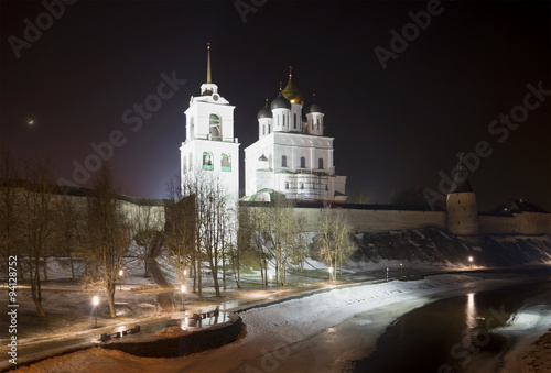 Вид на Троицкий собор февральской ночью. Псковский кремль