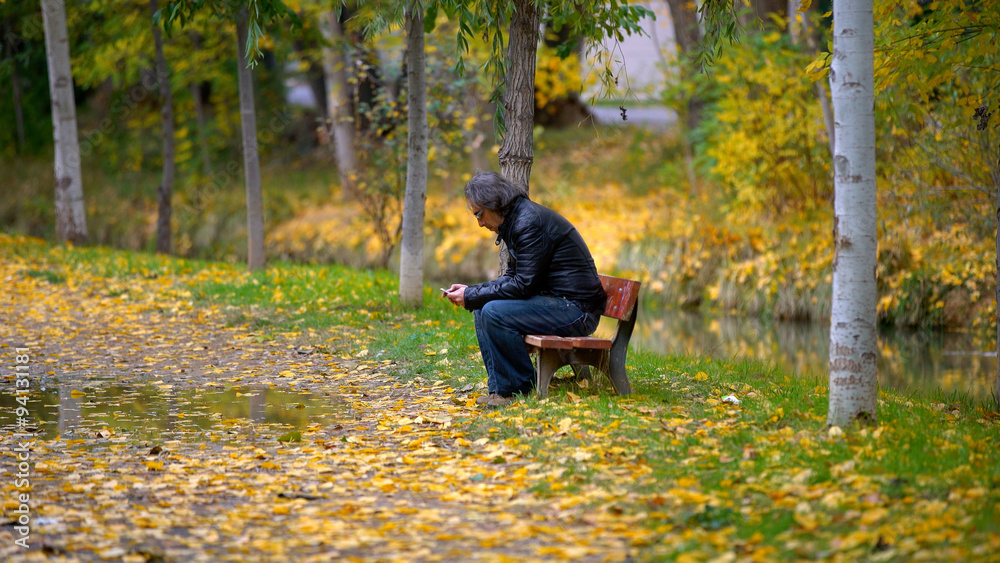 man in a bench in autumn