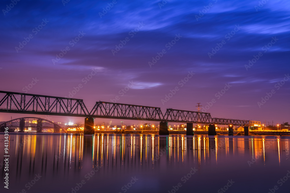 Podilbrücke in Kiew zur blauen Stunde Podilbrücke in Kiew zur blauen Stunde