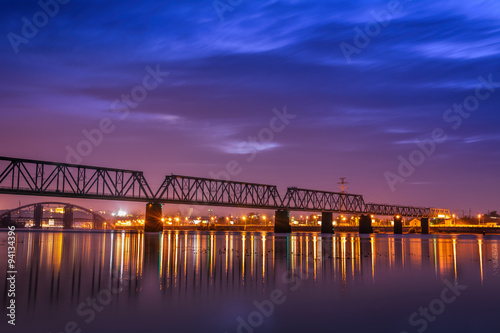 Podilbrücke in Kiew zur blauen Stunde