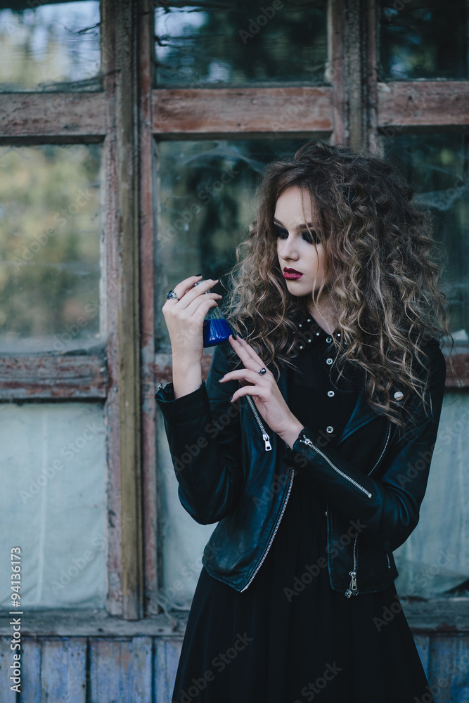 Obraz premium Vintage witch with elixir in hand