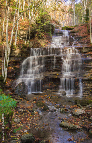 Famosa cascata in veste autunnale nel parco nazionale delle foreste casentinesi