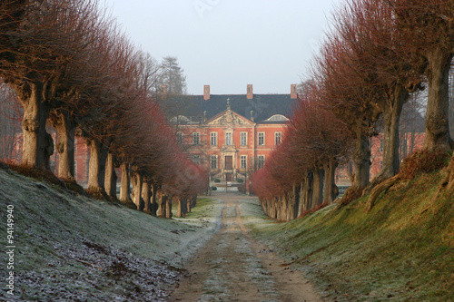 Schloss Botherm bei Boltenhagen im Winter, mit Festonallee als Hauptzufahrt zur Schlossanlage