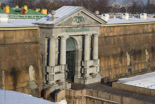 Невские ворота Петропавловской крепости солнечным зимним днем. Санкт-Петербург