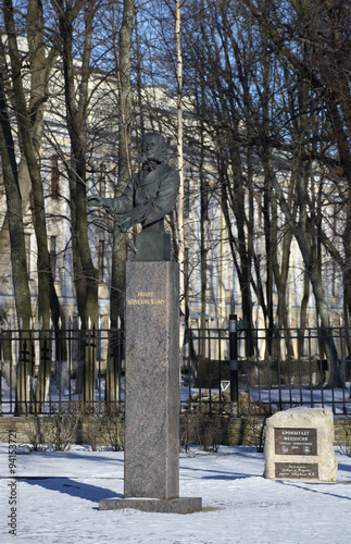 Памятник Ивану Константиновичу Айвазовскому зимним днем. Кронштадт