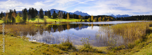 Panorama Landschaft in Bayern mit See vor den Bergen