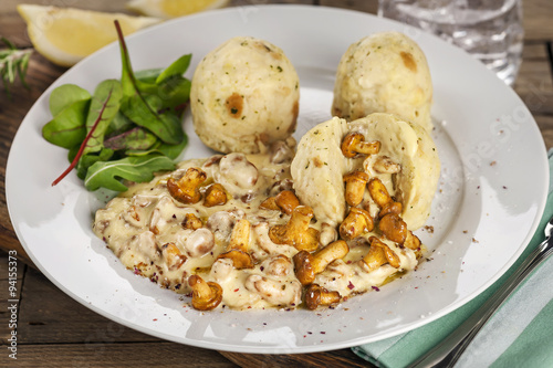 Frische Pfifferlinge mit Sauce an Semmelknödel photo