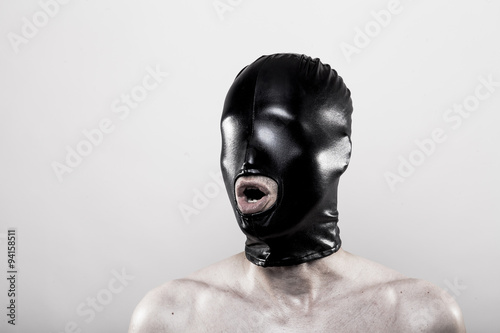 Photos Mann mit schwarzer Maske auf dem Kopf mit Mundöffnung