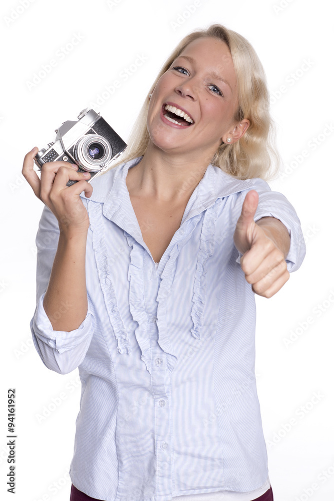 Junge Frau hält eine analoge Kamera und zeigt Daumen hoch Junge Frau hält eine analoge Kamera und zeigt Daumen hoch