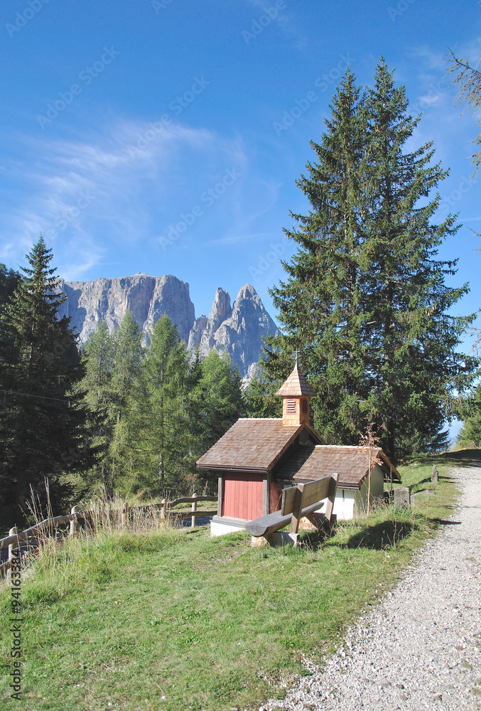 Kapelle auf der Seiser Alm mit Blick auf den Schlern,Wahrzeichen Südtirols,Italien