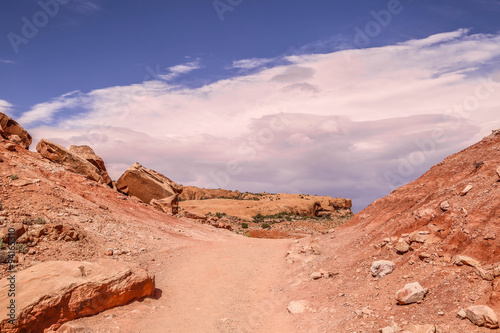 Fantastische Fels und Wolkenformationen im amerikanischen Western