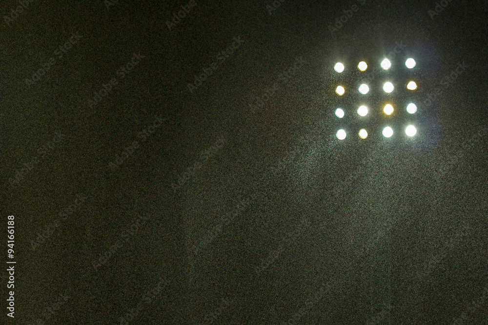 Obraz premium Stadion piłkarski z deszczem w nocy.
