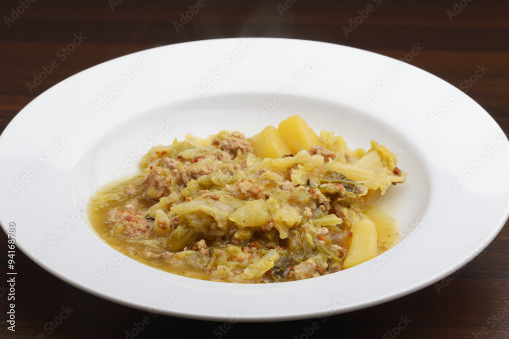 Wirsing mit Gehacktem und Kartoffeln Wirsing mit Gehacktem und Kartoffeln