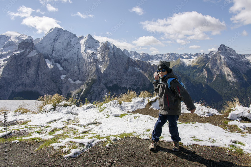 Fototapeta premium Bimbo con la palla di neve
