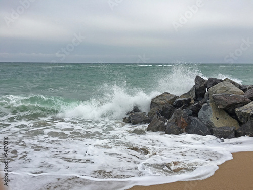 Wellen brechen auf Steinen