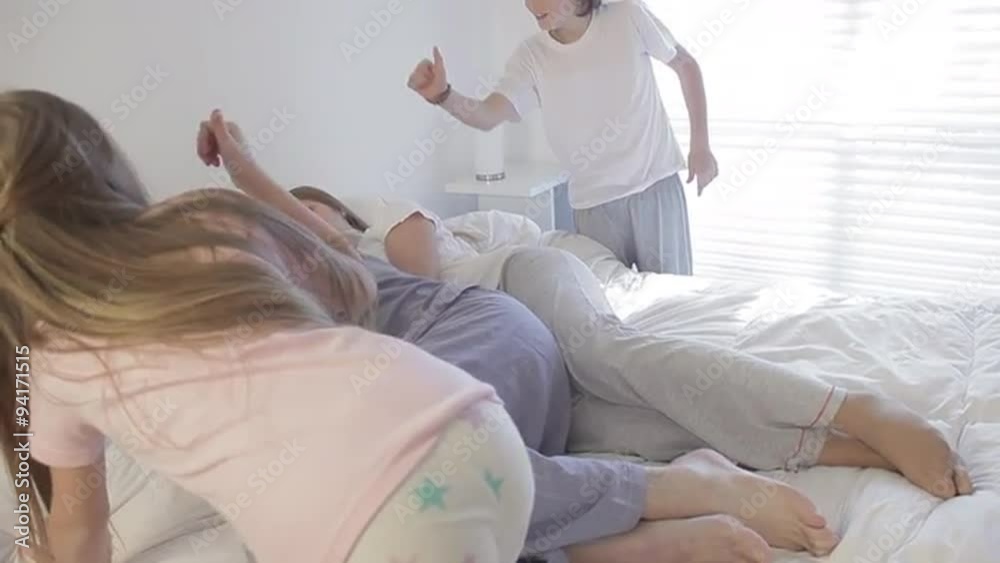 The children are waking up their parents The children are waking up their parents