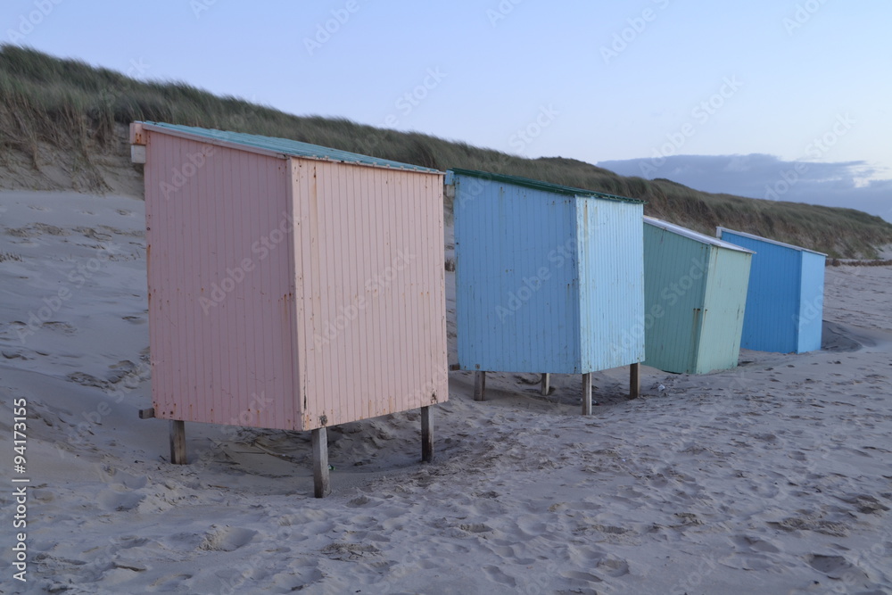 Naklejka premium verlaten badhokjes op een herfstig strand