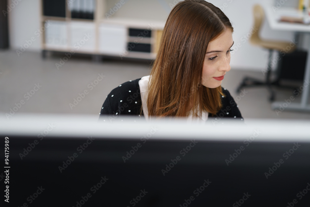 frau arbeitet im büro Stock-Foto | Adobe Stock