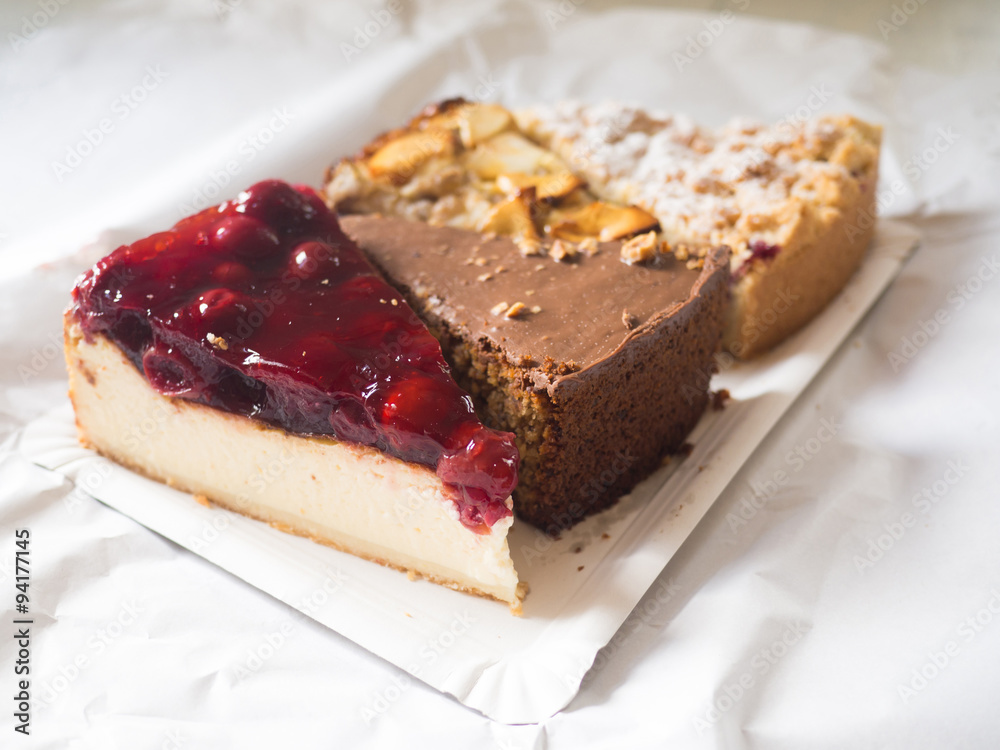 Verschiedene Stücken Kuchen auf einem Pappteller Stock-Foto | Adobe Stock