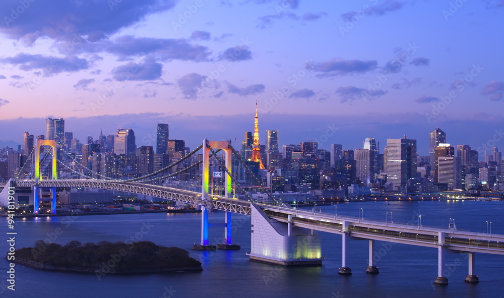 Fototapeta premium View of Tokyo bay with Tokyo tower and Tokyo rainbow bridge