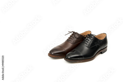 男性用の黒と茶色の革靴 左足片方のみ