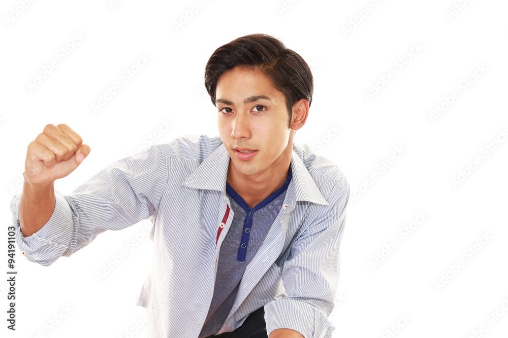 ガッツポーズの青年
