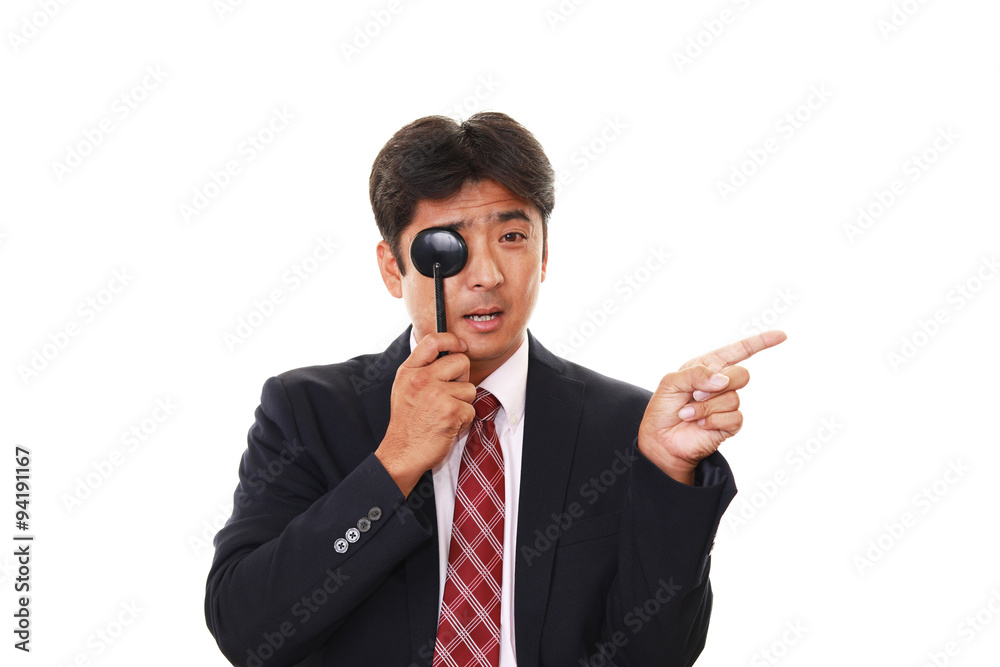 視力検査を受ける男性