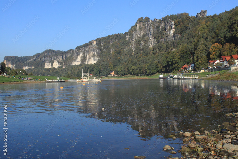 Elbsandsteingebirge bei Rathen mit Blick zum Basteimassiv Elbsandsteingebirge bei Rathen mit Blick zum Basteimassiv